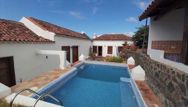 Villa-sleeps4-parking-garden-pool-nearairport - Foto 2, Imagem principal