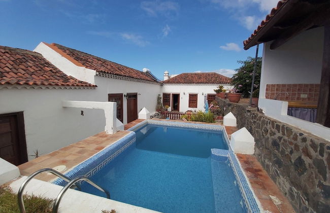 Villa-sleeps4-parking-garden-pool-nearairport - Foto 1