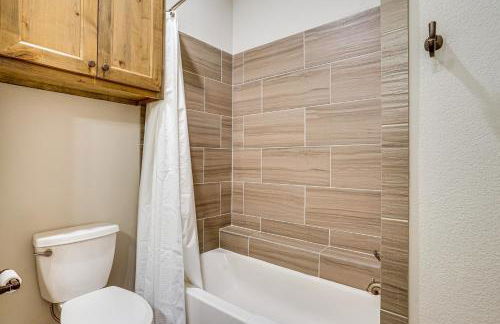 Elegant Sunset Meadow Ranch in Texas with Hot Tub - Photo 23