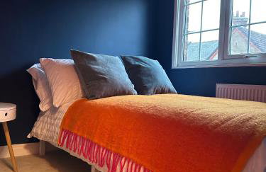 Stylish 3 Bed House, Free Parking, Near M53, Fast WiFi, Garden - Photo 8