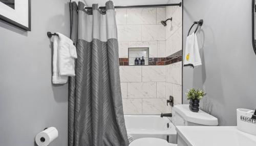 Charming Home Parking, Sleeps 10, WFH Space - Foto 4