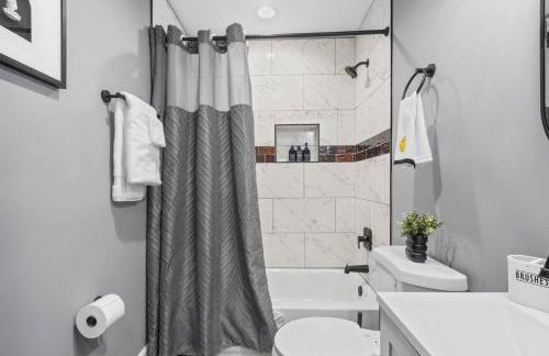 Charming Home Parking, Sleeps 10, WFH Space - Foto 4