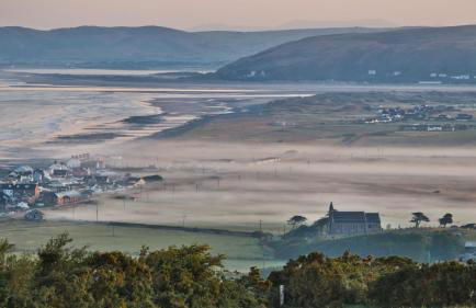 Enlli Fach cabin sleep's 2 adults and 2 children 2 dogs welcome not suitable for contract workers due to parking height restrictions - Photo 51