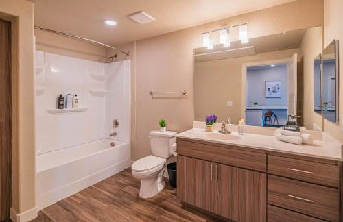 Trendy 2BD Gym Pool Parking WD Sleeps 8 - Foto 29