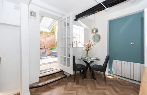 Central Medieval Grid Unique home with Gated parking - Foto 38