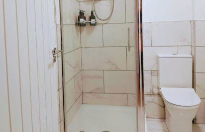 Market Haven Kingsize Studios Town Centre with Netflix, Business & Leisure travellers, multiple units available - Photo 16