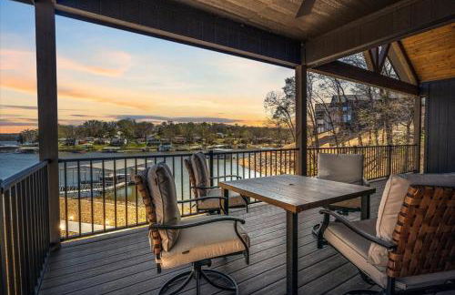 Accessible Lakeside Luxury at the 45mm w/ Private Dock, Sunset Views & More - Foto 48