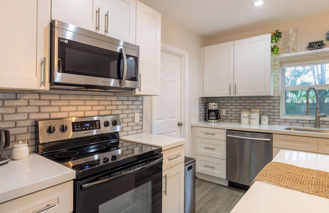 Hot Tub, Firepit, Deck | 10mins to Beach | Middle Terrace Cottage by AvantStay - Foto 11