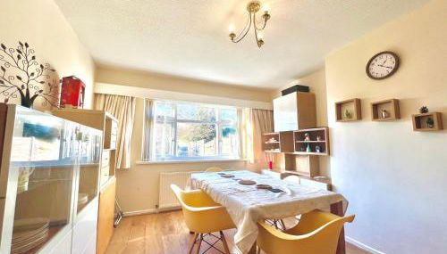 Spacious 3-Bed Family Retreat with Cosy Living and Garden! Free parking - Foto 1