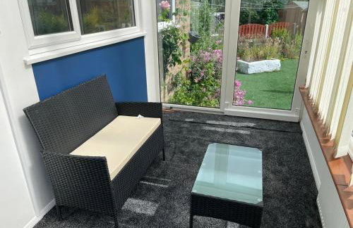 Stylish 3 bed house, private parking , with conservatory, close to KFC, McDonalds, ALDI and ASDA - Photo 17