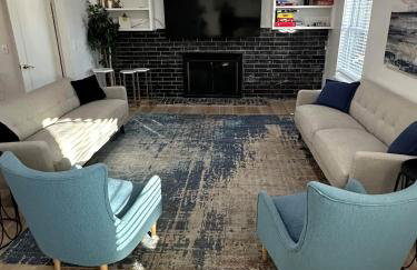 6BR Dream Getaway w Heated Pool & Peaceful Vibe - Photo 40