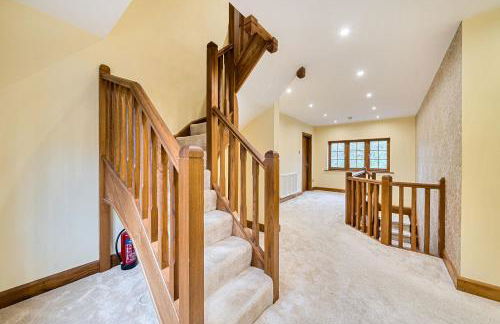 Kingswood 6 Bed Mansion, Tennis Court and Cinema - Foto 30