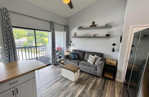 F Lakefront! Remodeled, Sleeps 4, Boat Slip, Patio, WiFi, Cable, Pool - Foto 4