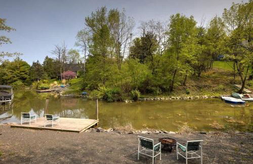 Cozy Athens Cabin on the Lake with Hot Tub & Backyard - Foto 2