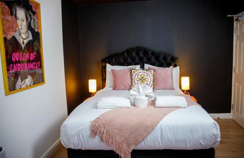 6 BR 3 Bath Spacious Tudor House & Free Parking - Foto 6