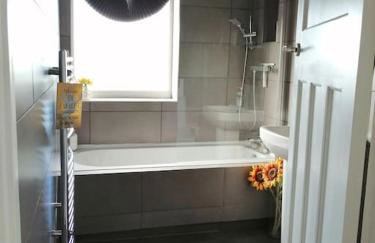 Large spacious home, great location, near transport links - Foto 16