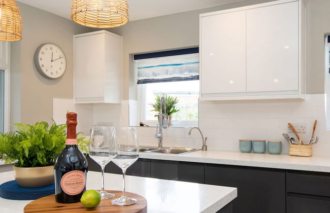 Bosham 3 BR Beach House With Garden Playhouse - Photo 11