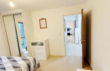 Modern 1 Bedroom Ensuite Huge Open Plan Living with Balcony 2 Bathroom - Foto 10