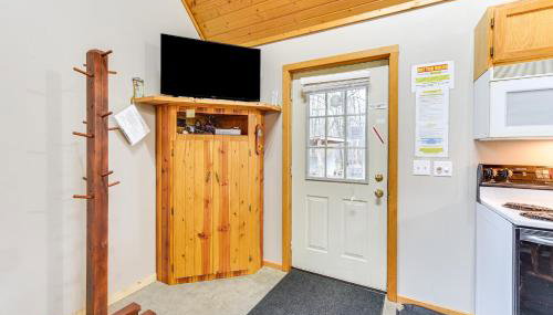 Cozy Birchwood Retreat on UTV Trail with Hot Tub! - Foto 4