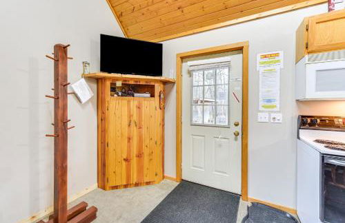 Cozy Birchwood Retreat on UTV Trail with Hot Tub! - Foto 4