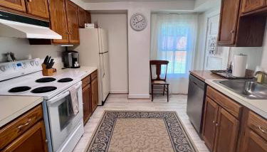 The Inn-1 m walk Entire Colonial 3BR House with tub & Fast WiFi - Photo 3