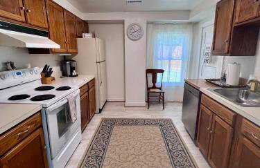1 min walk to The Inn-Entire Colonial 3BR House with tub & Fast WiFi - Foto 3