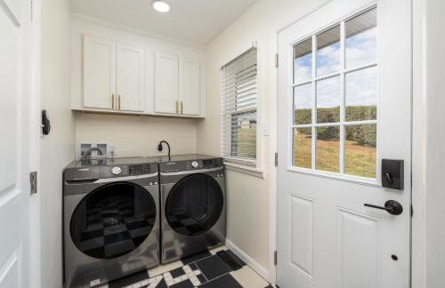 NEW Dragster Dream House - Game Room - Walk to the Speedway - Foto 11