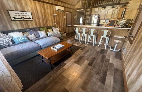 Rustic Chic Alabama Cabin w Loft Fire Pit Pet Friendly Fenced Yard Lake Guntersville - Coco Chateau - Foto 16