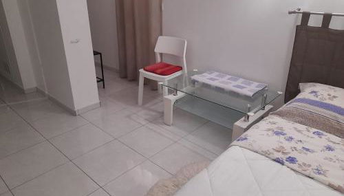 Ravissant studio sous maison, avec parking gratuit - Foto 2