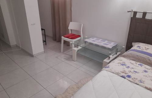 Ravissant studio sous maison, avec parking gratuit - Foto 2