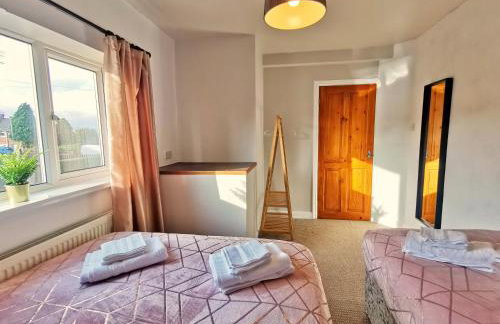 Highstone 4 Bedrooms Home 7 Beds With Parking and Garden - Foto 3