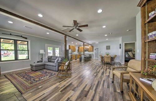 Peaceful Guest Home with Patio on 152-Acre Farm - Foto 6