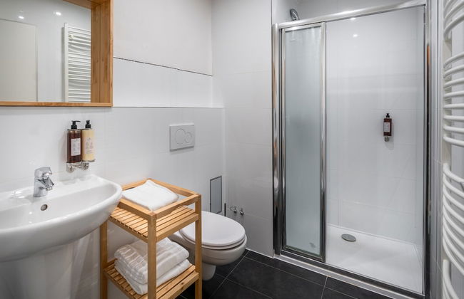 4 Arts Apartments by Adrez Living - Photo 38