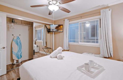 AWESOME 3BR 1 Block To Ocean Fast WIFI C1 - Photo 28
