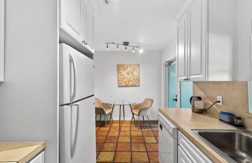 Sunny 2-Bedroom Miami Retreat with a Bright, Spacious Living Area & Relaxing Outdoor Seating - Foto 7