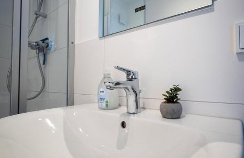 Monteurwohnung-fuer-5-Personen-mit-Balkon-Kueche-Ahrensburg-Naehe-Hamburg-AGRP1203 - Photo 12