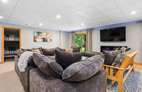 3 Mi to SR! Sleeps 25, Spacious, Hot Tub, Arcade! - Foto 10