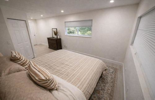 Sunny Oasis Near the Beach with 4BR and 3BA Pool Home - Foto 37