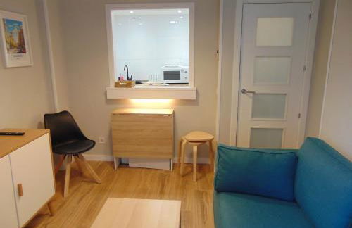 Airport Madrid Plenilunio Suites blue - Photo 17