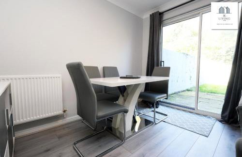 Spacious 3 Bed Home In The Heart Of Bridgend - By EKLIVING LUXE Short Lets & Serviced Accommodation - Foto 11