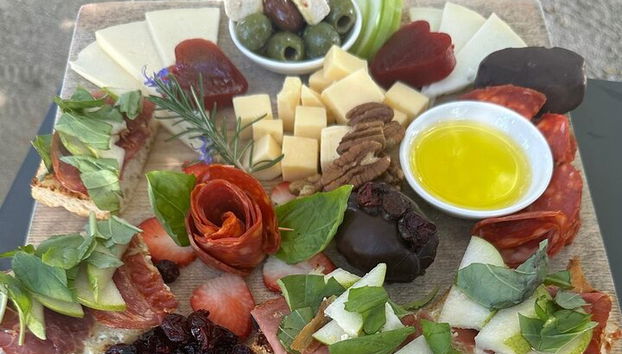 Private Deluxe Weintour zum Valle de Guadalupe mit dem Luxusfahrzeug - Foto 2, Valentinstag – Wurstwaren bei Magoni