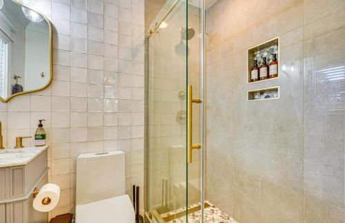 Dtwn Retreat with Game Room! Walk to Hampton Park - Foto 13