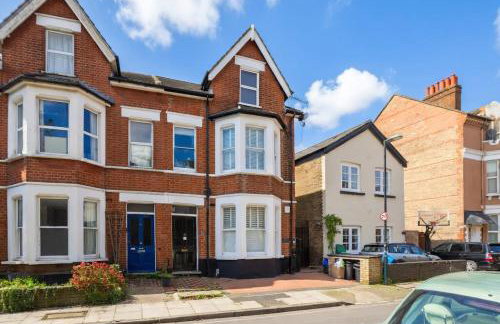 NEW! 2 bedroom Flat, Free Parking, PS5 and Netflix, ideal for professionals, relocators and families 1 minute to the centre and station - Foto 2