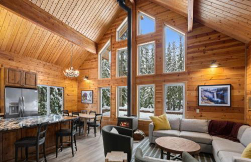 Alpine Retreat at Snoqualmie Pass- 5-Min to Slopes, Private Creek, BBQ, Fireplace, Smart TVs, Kids Games, Hi-Speed Wi-Fi - Foto 1