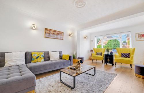 Luxury 5 BDR 2 BA House with Parking in Sandhurst By 360Stays - Photo 7