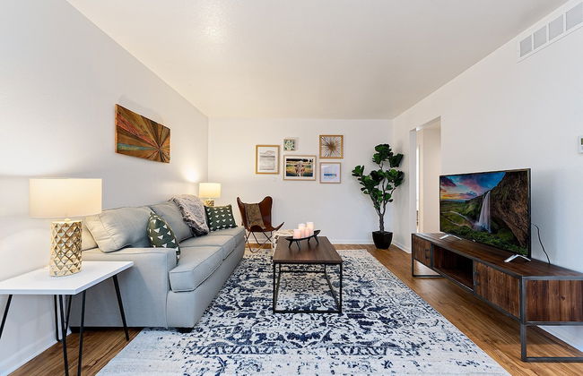 Couple’s Getaway | Dog Friendly, Bike to Old Town! - Foto 6