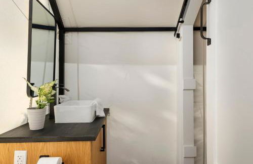 Treehouse Glamping at Pecan Haven W Hot Tub - Foto 13