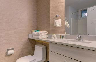 Cozy Aviation Style Lake View Condo at The Shores - Foto 32