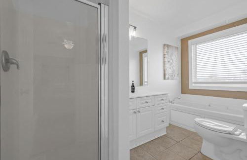 Sunset Serenity!!-Tropical Waterfront Oasis-Huge Private Patio-10Min to KingSt & Beaches - Foto 43