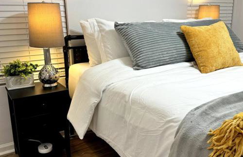 Bright Spacious Renovated Home Master on Main - Foto 17